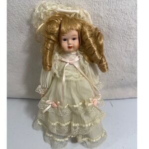 VTG Porcelain Doll Blonde Curly Hair Lace Dress Bonnet Barbara‎ Lee petite